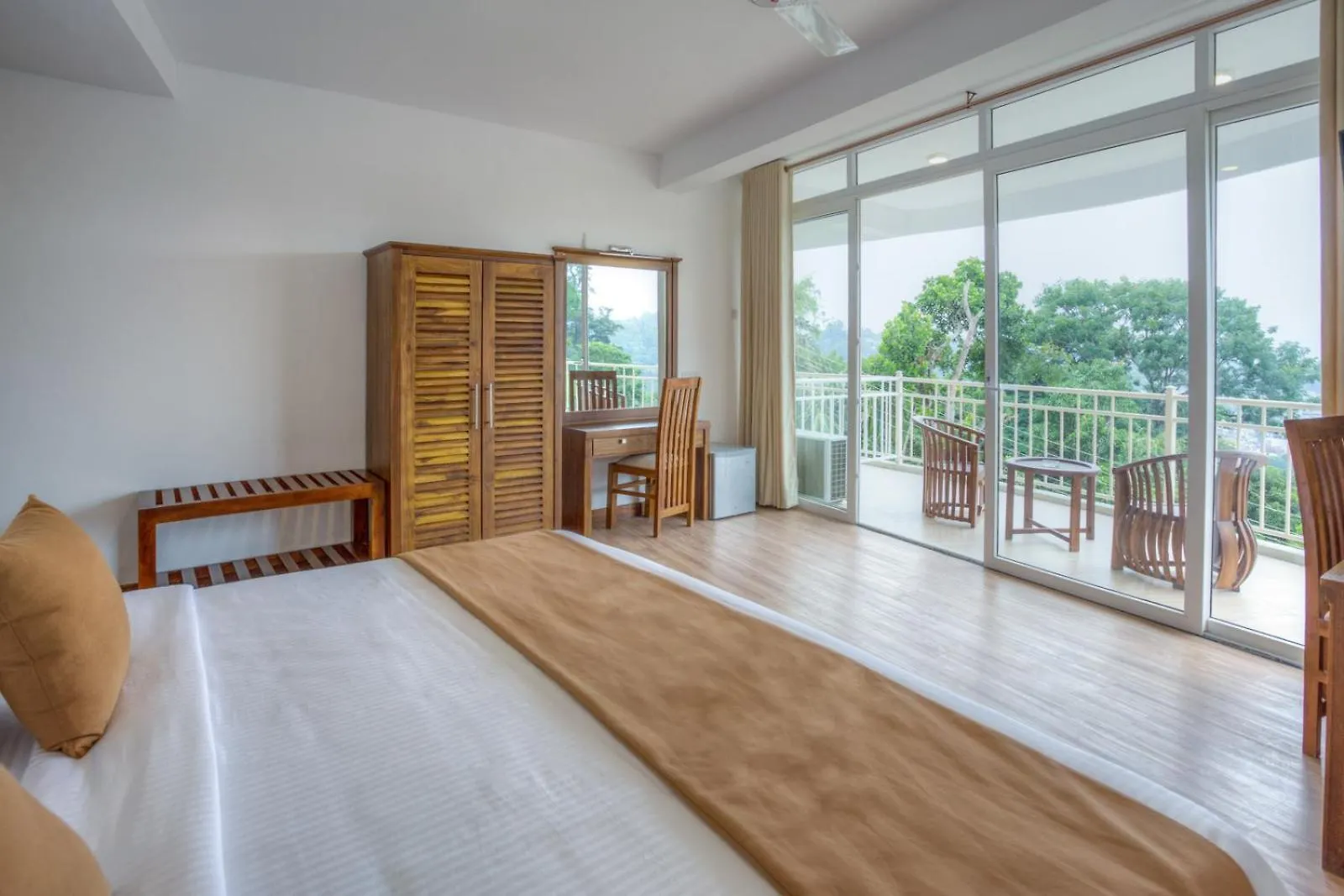 ***  360 Lake View Hotel Kandy Sri Lanka